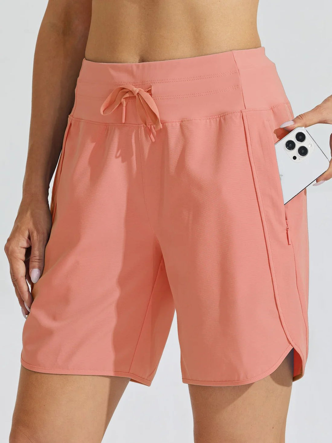 Short deportivo para mujer, corte cintura alta, cordón y bolsillos. Confort para el fitness.