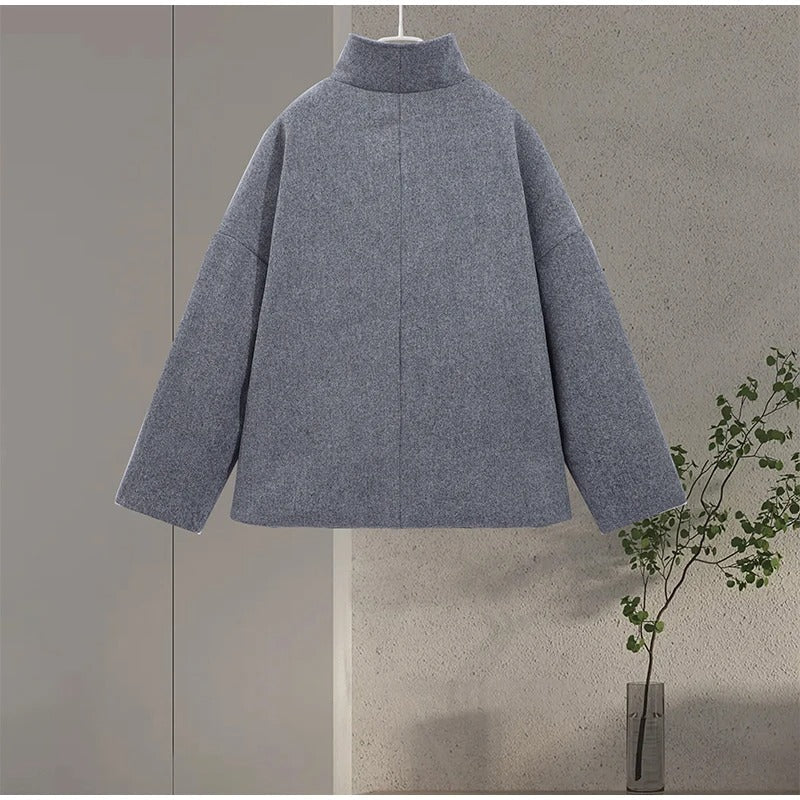 Espalda de abrigo mujer de cuello alto. Diseño elegante para moda femenina de invierno y estilo clásico.