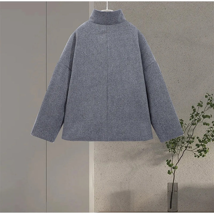 Espalda de abrigo mujer de cuello alto. Diseño elegante para moda femenina de invierno y estilo clásico.