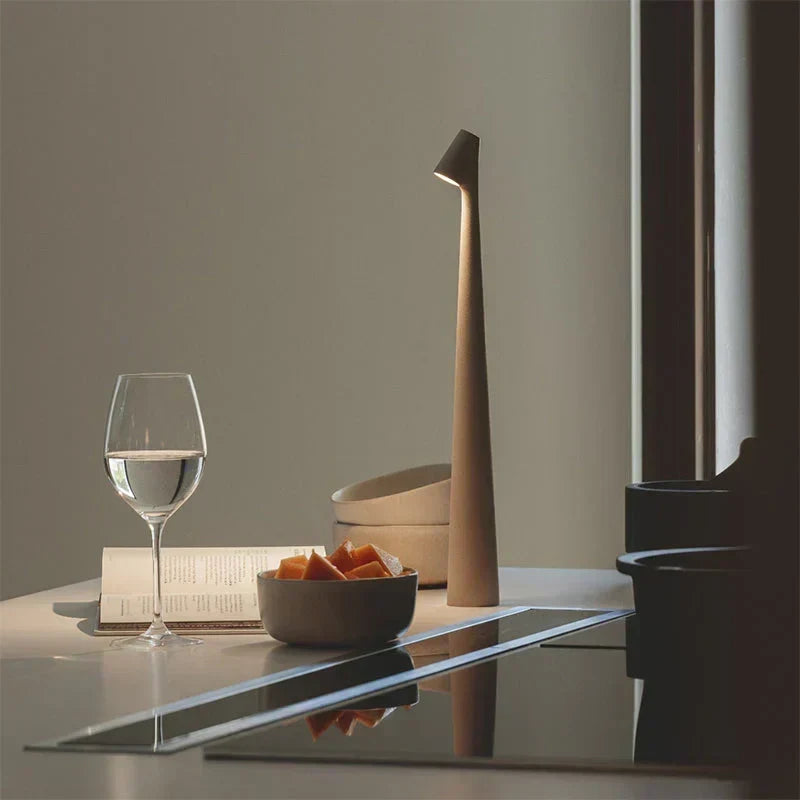Iluminación regulable con lámpara de mesa LED inalámbrica, ideal para hogar moderno y decorativo.