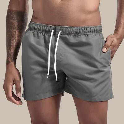 Bañador de hombre corto, de secado rápido y cintura ajustable. Ideal para natación y moda de playa en verano.