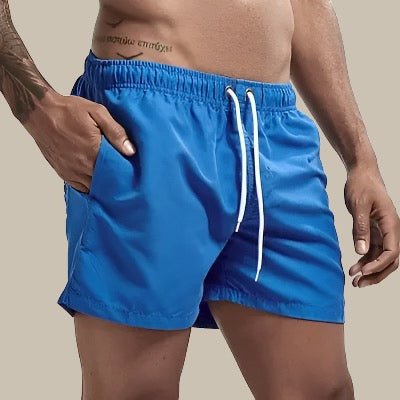 Bañador corto moderno para hombre con cordón ajustable, ideal para natación y playa.