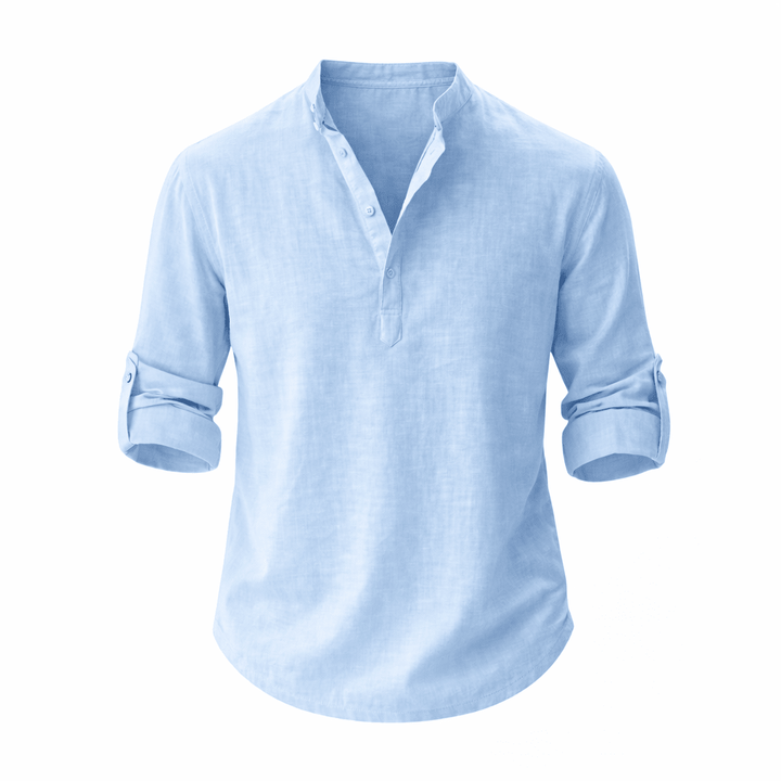 Hombre vistiendo camisa de algodón holgada, transpirable, para un look relajado y confortable en verano.