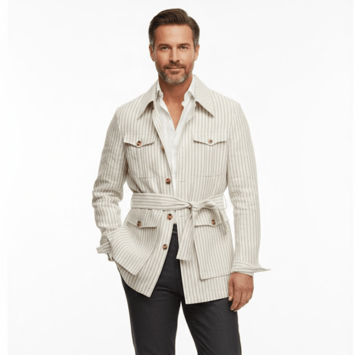 Chaqueta safari hombre con rayas verticales. Prenda de moda masculina, estilo casual con cinturón ajustable.