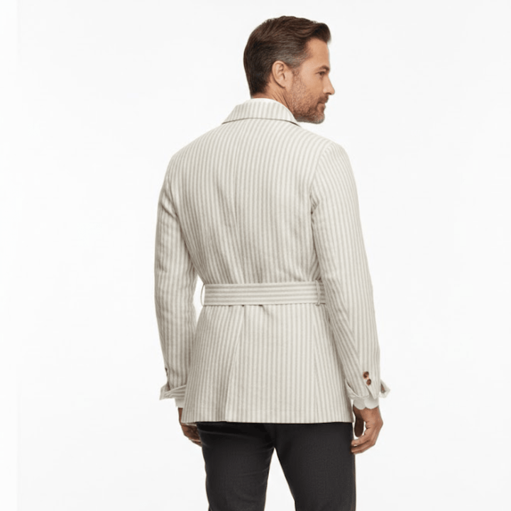 Chaqueta safari casual para hombre, estilo verano. Cuatro bolsillos y cinturón para un look cómodo y actual.