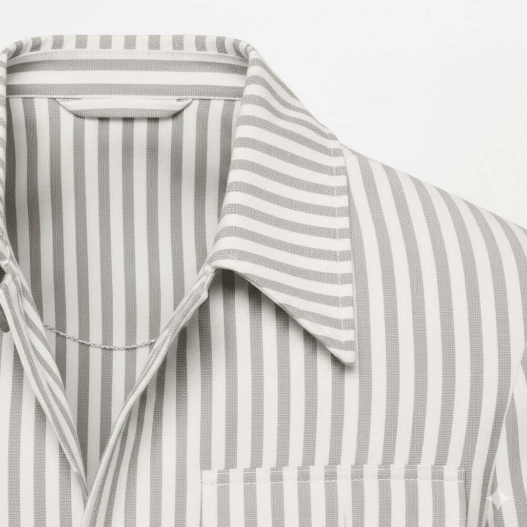 Hombre vistiendo chaqueta safari casual con cuatro bolsillos y cinturón. Ideal para un look de moda masculina urbana.
