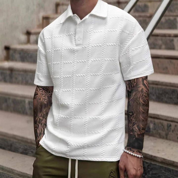 Polo de verano elegante para hombre, manga corta, textura distintiva. Moda masculina casual.