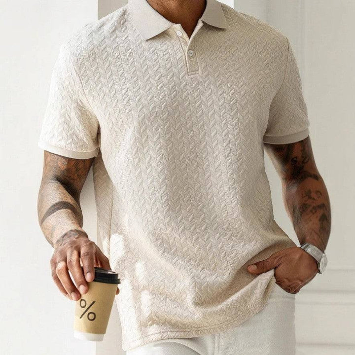 Camisa polo de verano para hombre, textura distintiva, manga corta. Outfit casual y cómodo.