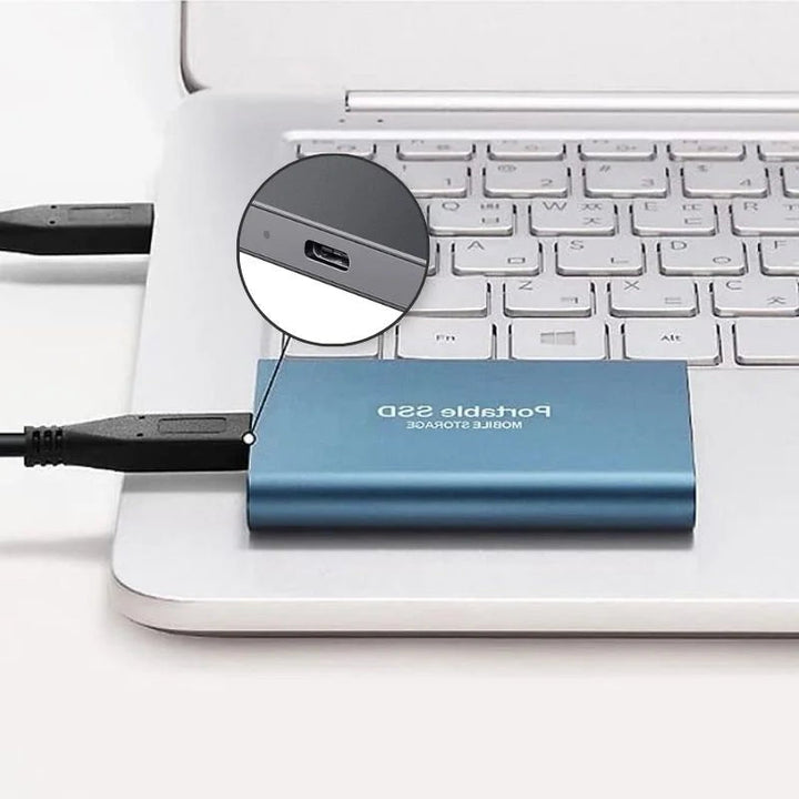 Disco SSD compacto negro para almacenar datos; ideal para portabilidad y velocidad.