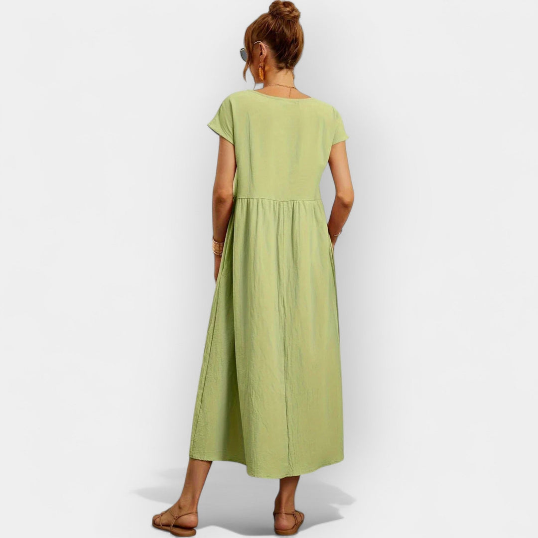 Cómodo vestido midi casual de mujer con bolsillos y manga corta para un look moderno y relajado.
