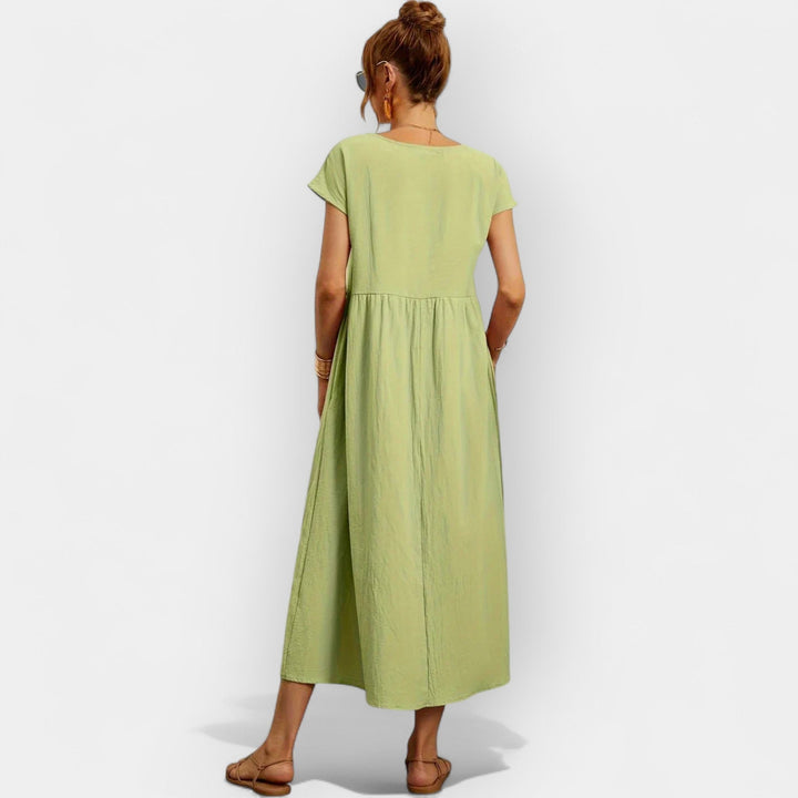 Cómodo vestido midi casual de mujer con bolsillos y manga corta para un look moderno y relajado.