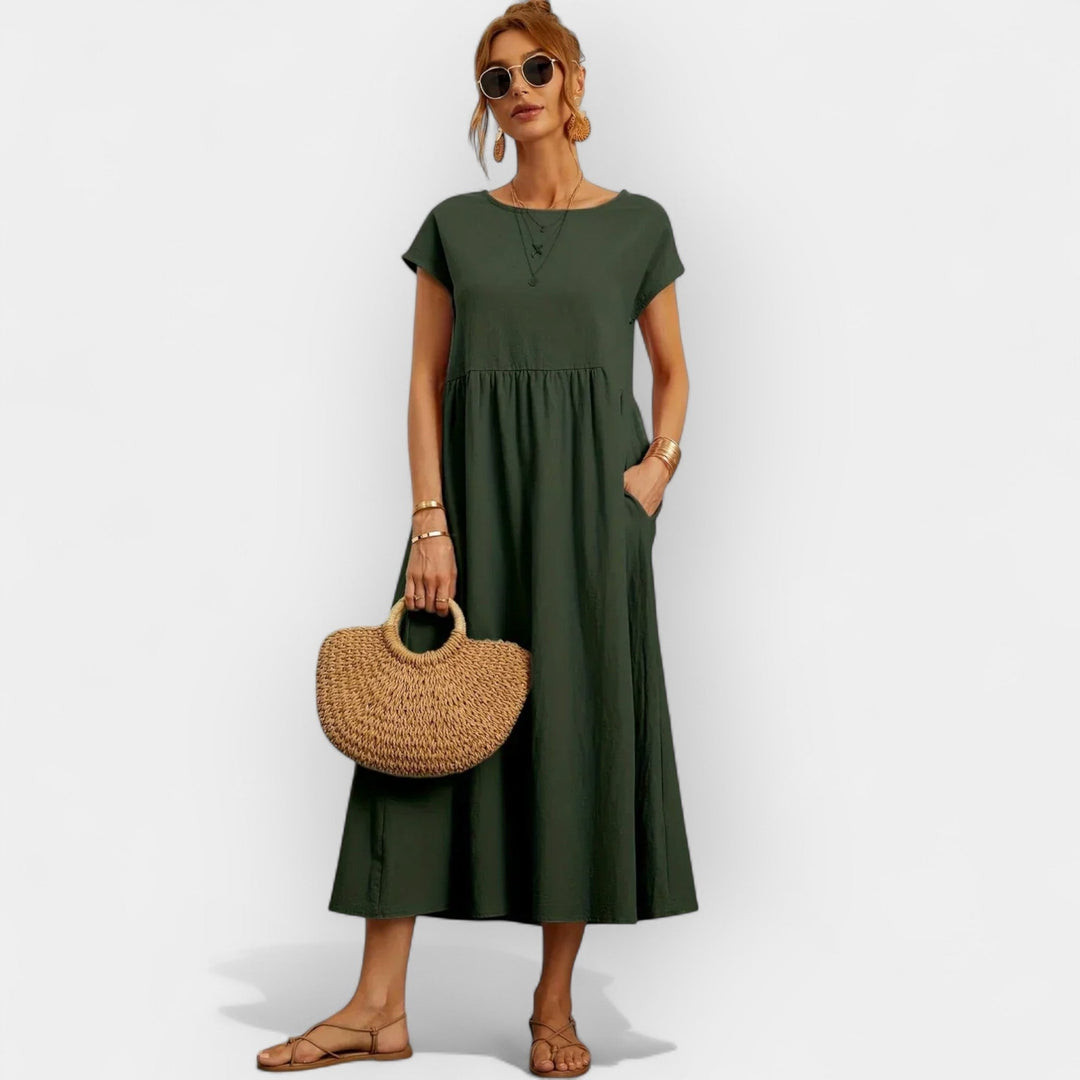 Modelo vistiendo un vestido midi casual de algodón, manga corta, con bolsillos para mujer.