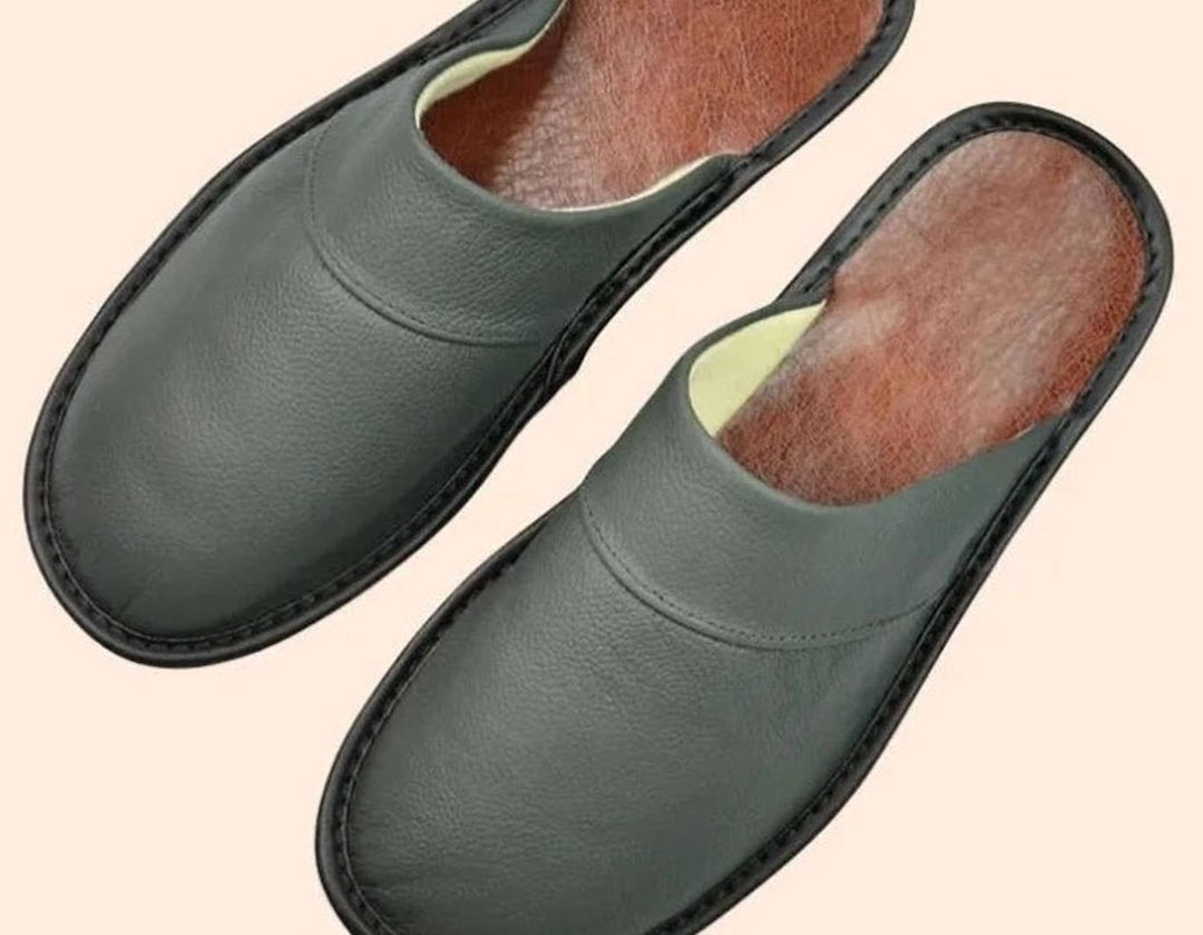 Calzado de casa mule para hombre con suela cómoda, ideal para el descanso y el confort en el hogar.