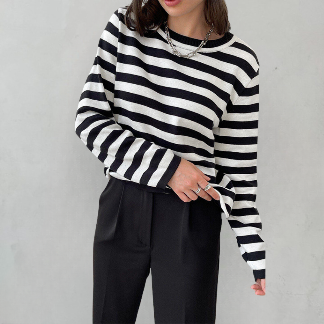 Suéter femenino de cuello redondo, elegante y ligero, perfecto para un estilo casual o sofisticado.