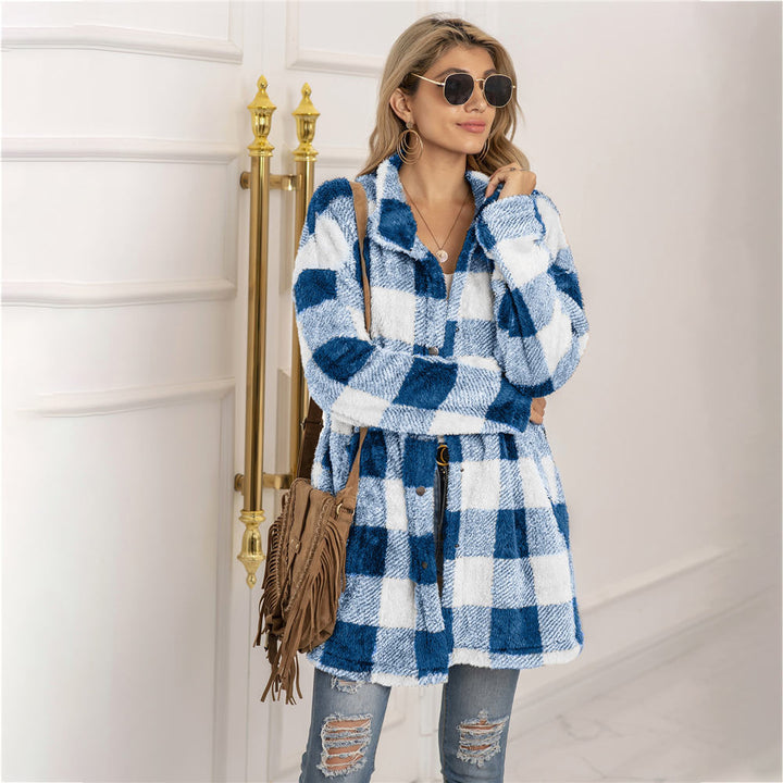 Moderna chaqueta de cuadros para mujer, ideal para invierno. Abrigo cómodo con estilo clásico.