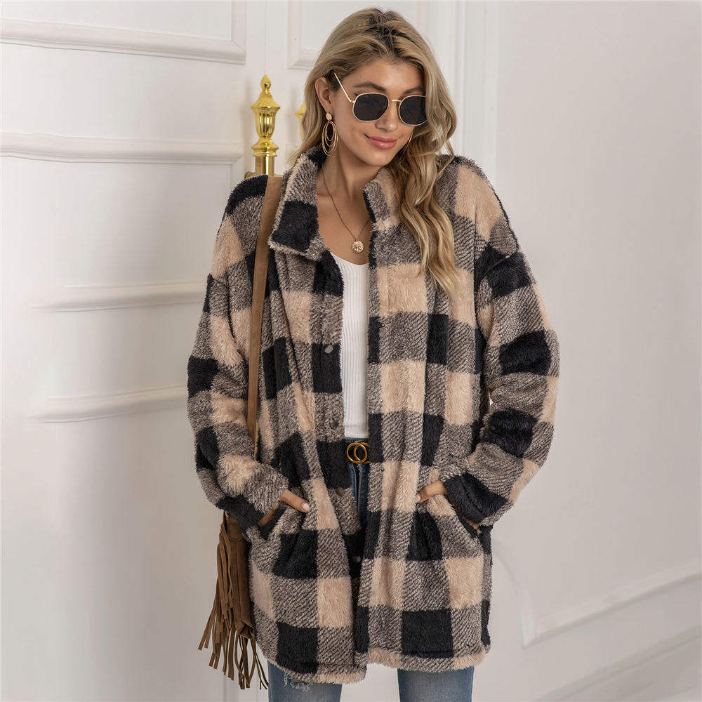 Moda femenina: chaqueta de cuadros para mujer en tonos cálidos. Ropa exterior cómoda para invierno.