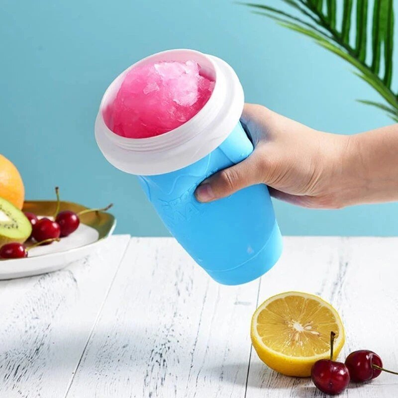 Granizado de frutas recién hecho en vaso granizador, la bebida fría y refrescante perfecta para el verano.