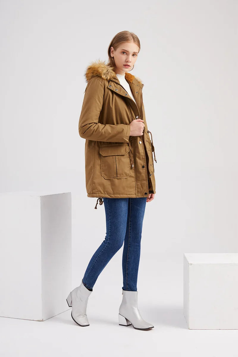 Chaqueta femenina con capucha y bolsillos, parka de invierno para mujer. Ropa de frío con estilo.