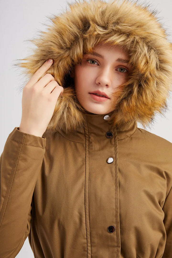 Parka de mujer en color neutro, con capucha, cómoda y versátil. Ropa exterior para la temporada invernal.
