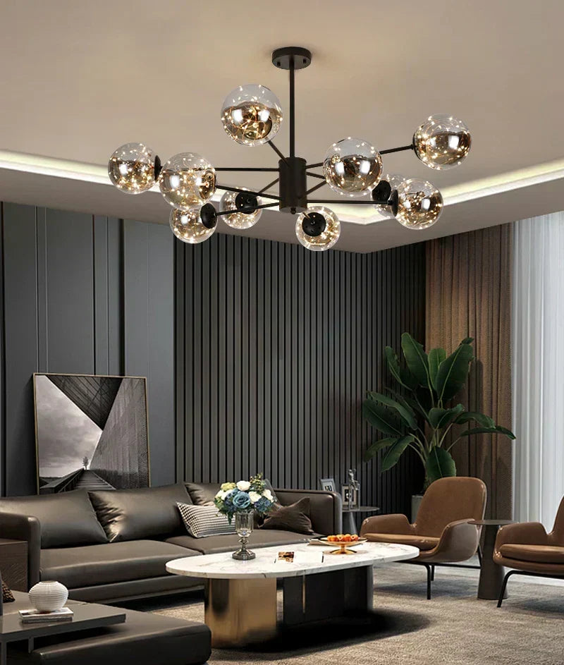Lámpara colgante con acabado oro y globos. Ideal para iluminación decorativa en ambientes modernos.