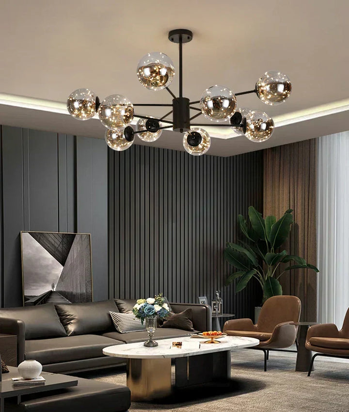 Lámpara colgante con acabado oro y globos. Ideal para iluminación decorativa en ambientes modernos.