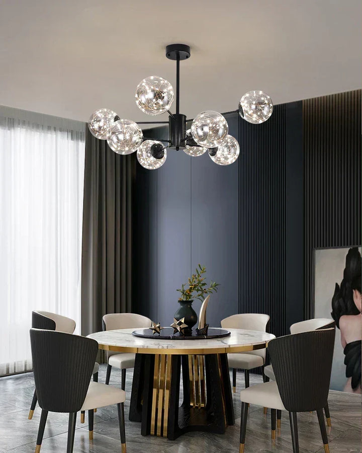 Araña dorada con múltiples globos. Diseño moderno y minimalista para iluminación de ambiente.