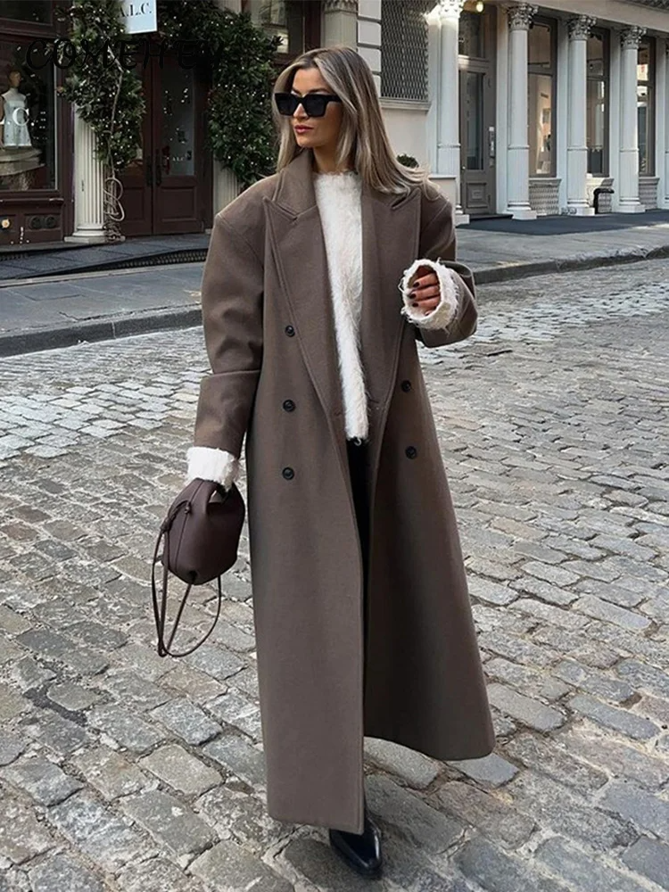 Abrigo de mujer oversize para invierno, largo y cálido, con doble botonadura. Versátil para looks casuales y formales.
