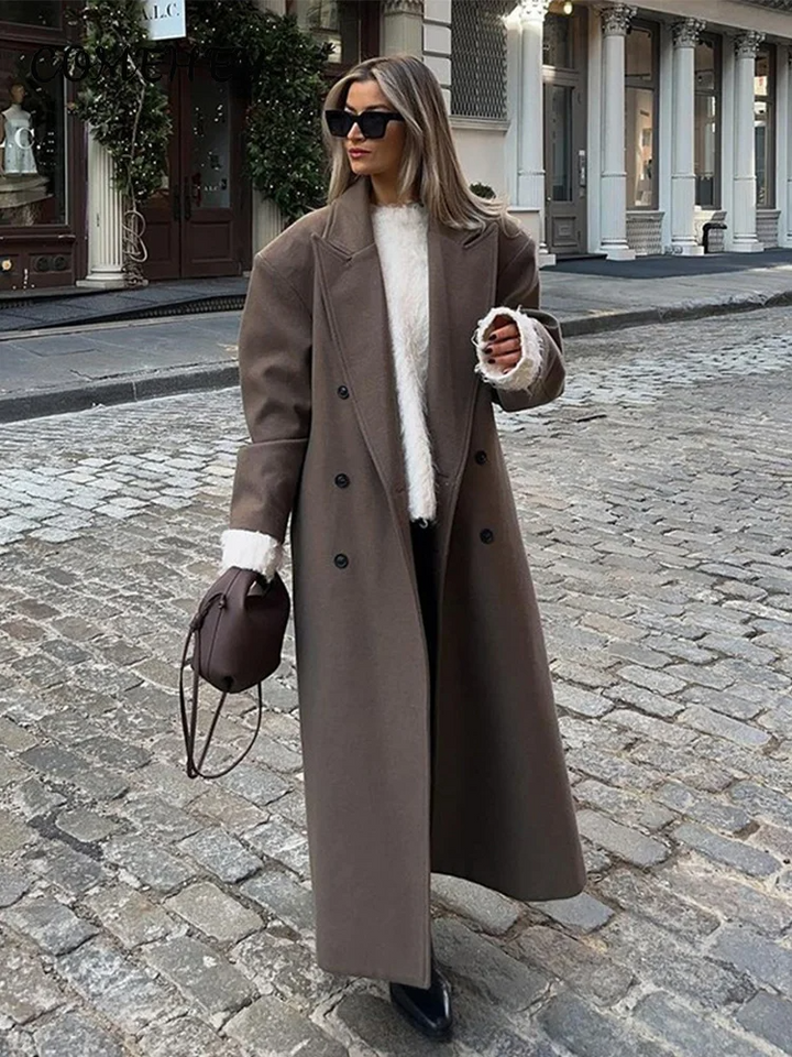 Abrigo de mujer oversize para invierno, largo y cálido, con doble botonadura. Versátil para looks casuales y formales.