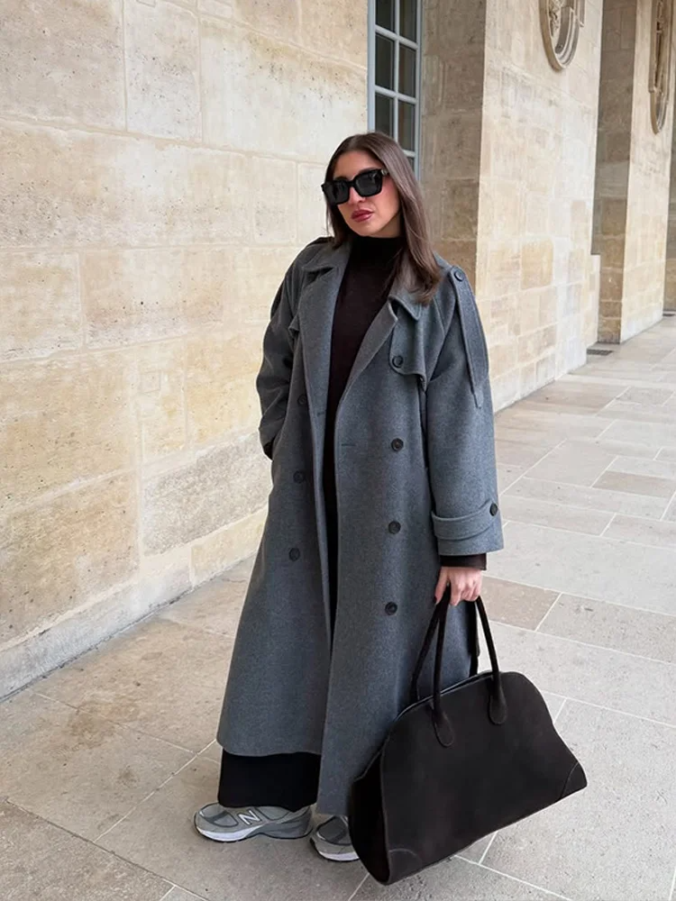 Moda de otoño-invierno: abrigo largo oversize para mujer con diseño de doble botonadura. Prenda elegante y cómoda.