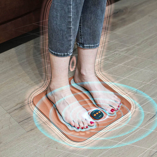Persona usando estimulador eléctrico para masaje relajante de pies y alivio del dolor por neuropatía.