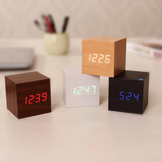 Reloj digital de madera moderno con pantalla LED, ideal para decoración de hogar minimalista o mesa de oficina.