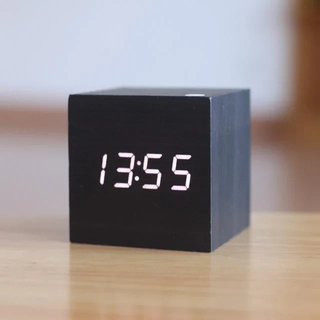Reloj digital de madera con pantalla clara, diseño moderno para mesa. Aporta elegancia a la decoración del hogar.