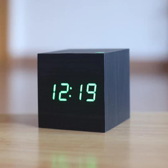 Regalo original: reloj digital de madera moderno, perfecto para decoración de hogar, oficina o un estilo minimalista.