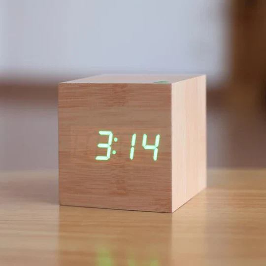 Reloj digital LED de madera con gran visibilidad. Estilo moderno, ideal para oficina o como gadget de hogar inteligente.
