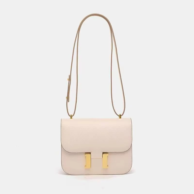 Detalle de bolso de mujer tropical, estampado vibrante, material ligero y resistente de poliéster.