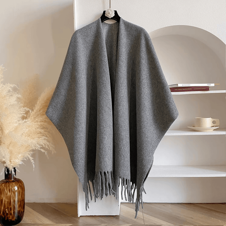 Elegante poncho reversible para mujer, perfecto para un look sofisticado en otoño e invierno. Moda, calidez y estilo.