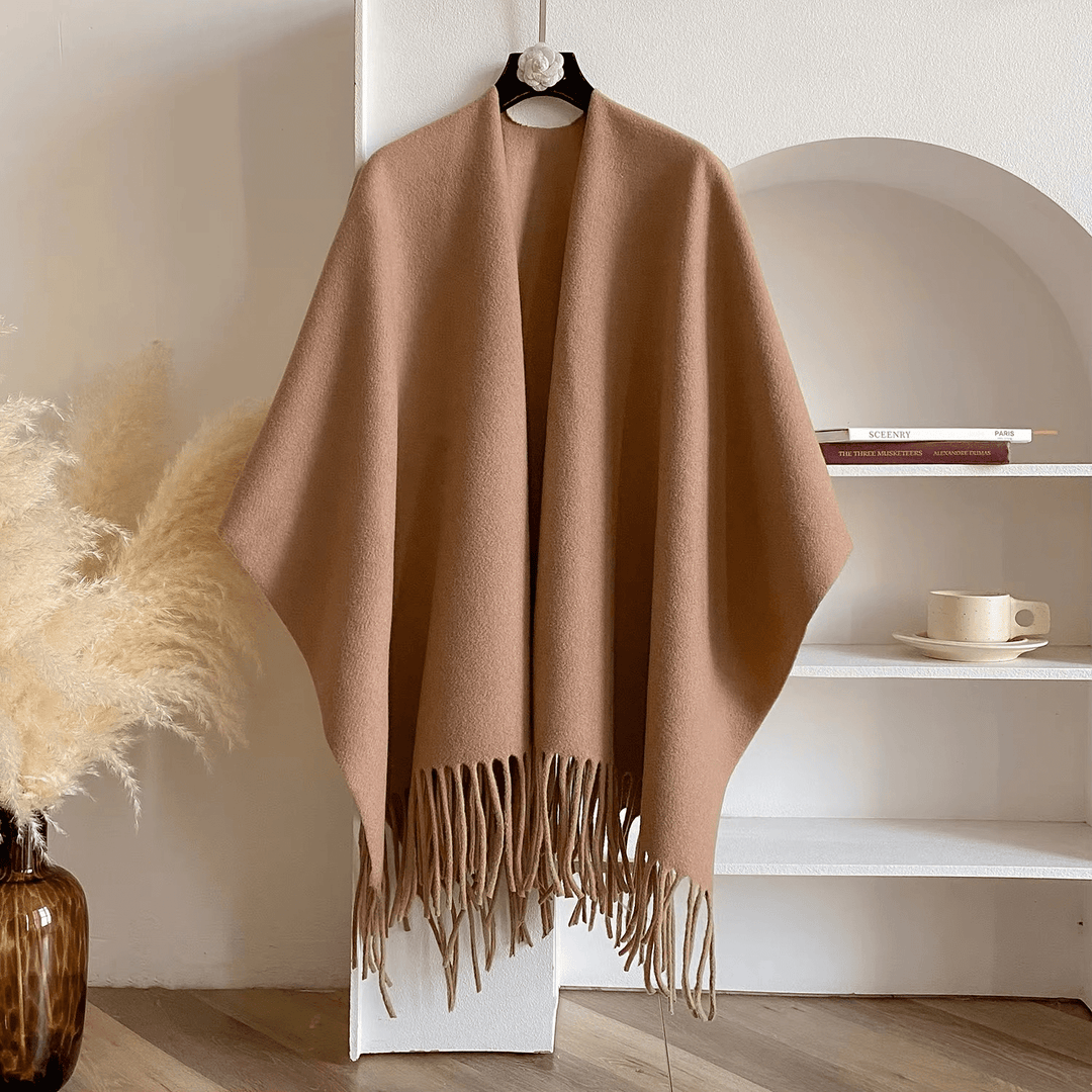 Poncho de mujer cálido y reversible, ideal para el frío de otoño e invierno. Ofrece comodidad y un estilo único de ropa.