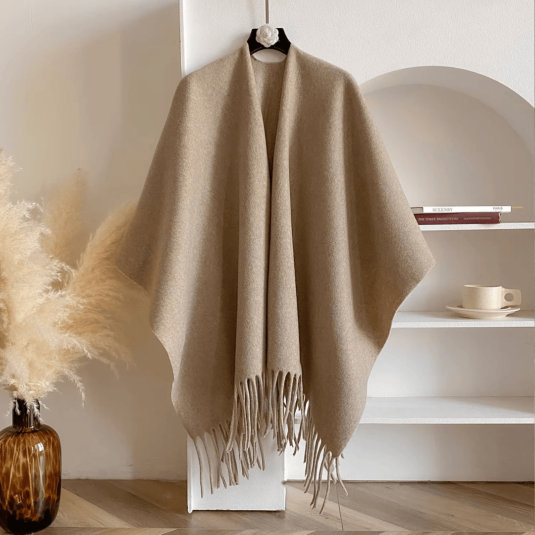 Poncho reversible de mujer. Material cálido y elegante para invierno y otoño. Comodidad y moda en una prenda versátil.