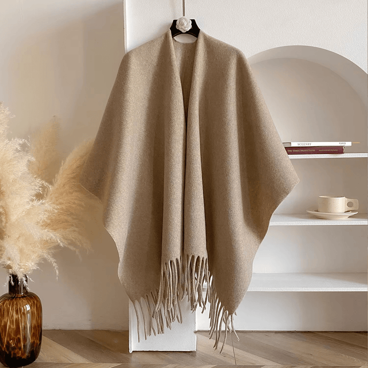 Poncho reversible de mujer. Material cálido y elegante para invierno y otoño. Comodidad y moda en una prenda versátil.