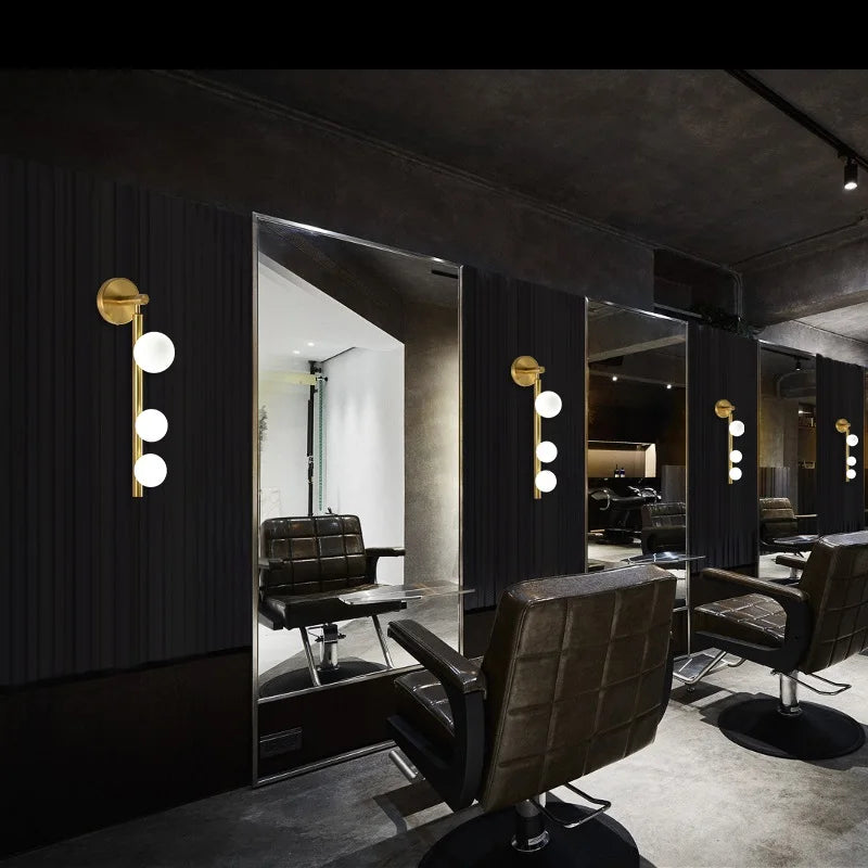 Iluminación LED de pared Sona. Moderna lámpara con esfera de vidrio que crea luz ambiente cálida en tu hogar.