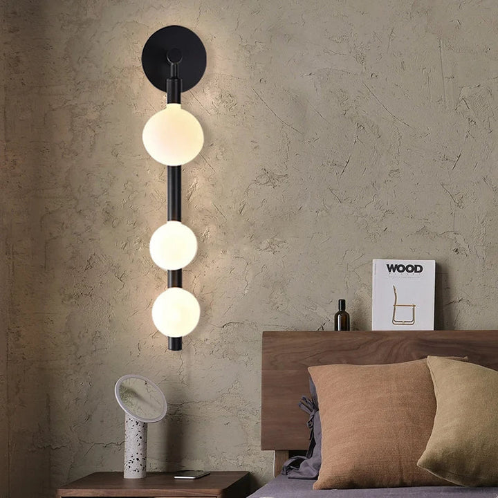 Lámpara de pared LED Sona moderna con esfera de vidrio, iluminación ambiente ideal para decoración de hogar.