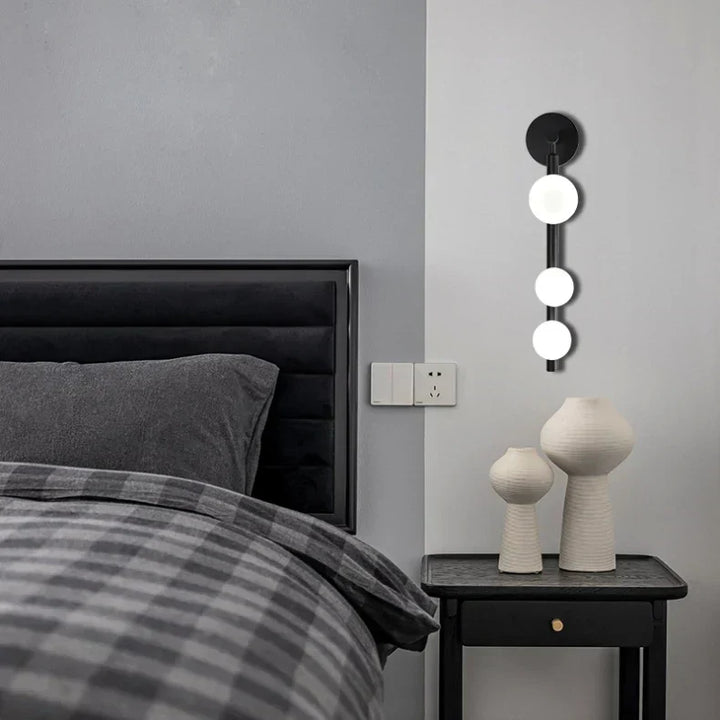 Aplique de pared LED Sona con esfera de vidrio, luz moderna para interiores. Diseño elegante y funcional.