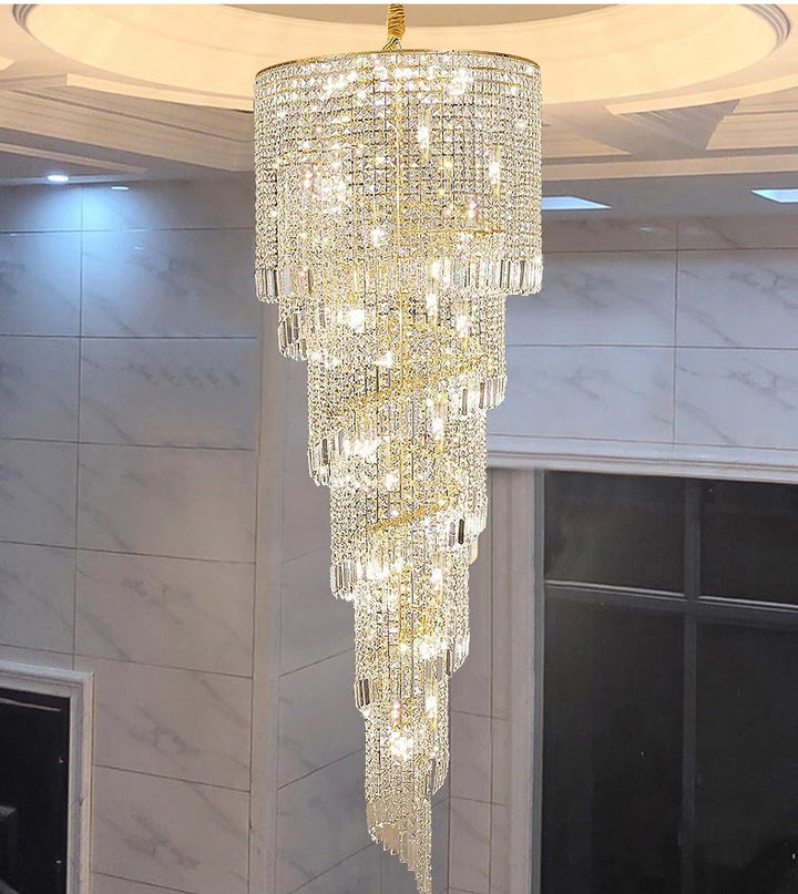 Iluminación moderna Ardmore: candelabro con cristales y acabados oro/cromo, perfecto para escaleras.