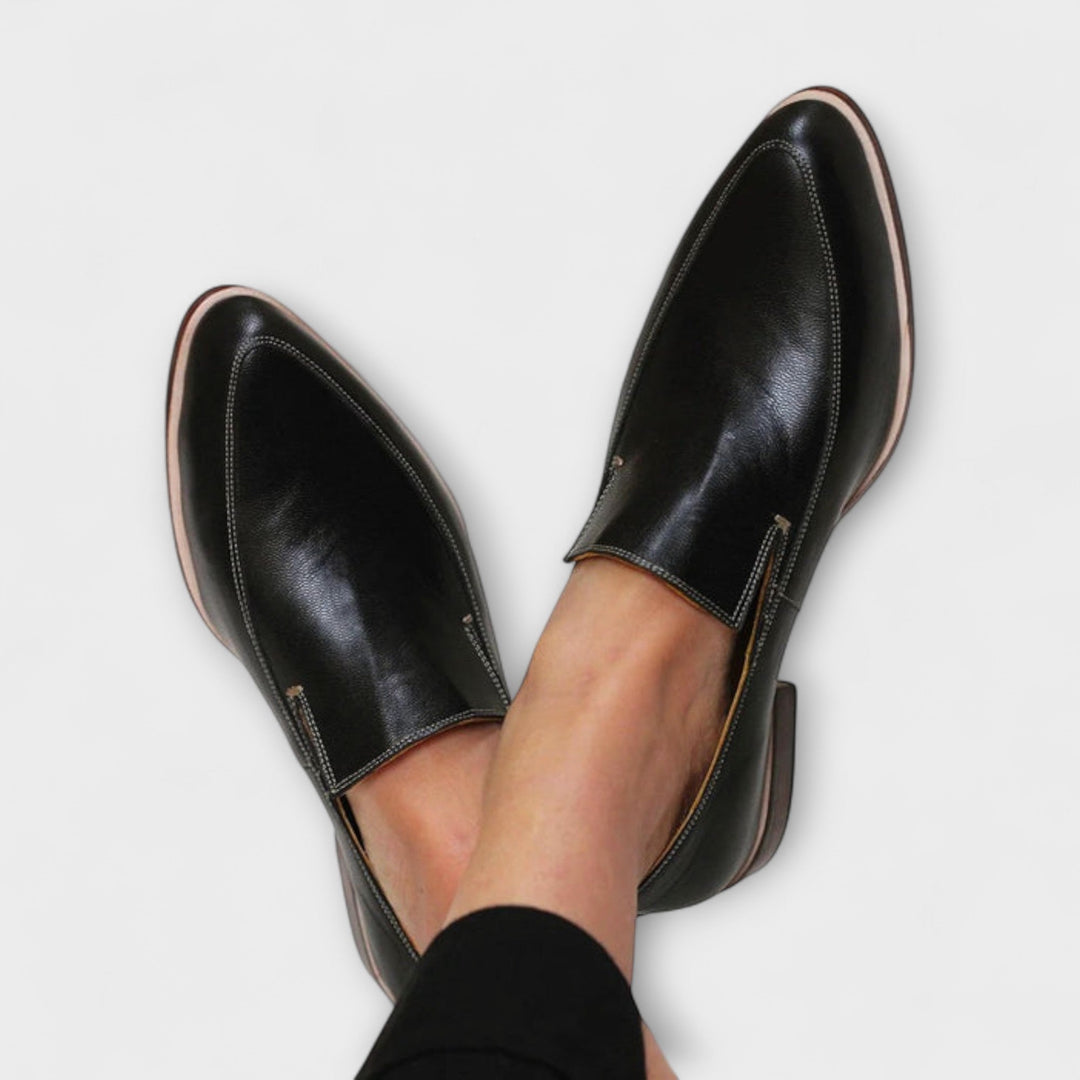 Elegantes mocasines ortopédicos clásicos de mujer, color negro, ideales para confort y bienestar diario.