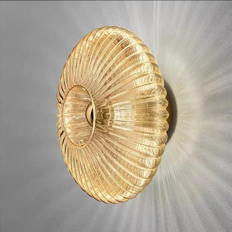 Aplique de vidrio ondulado para pared, ofrece luz suave y cálida, realzando la decoración del hogar.