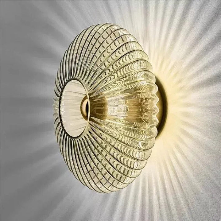 Lámpara de pared de diseño moderno con vidrio ondulado, perfecta para iluminación ambiente en dormitorio.