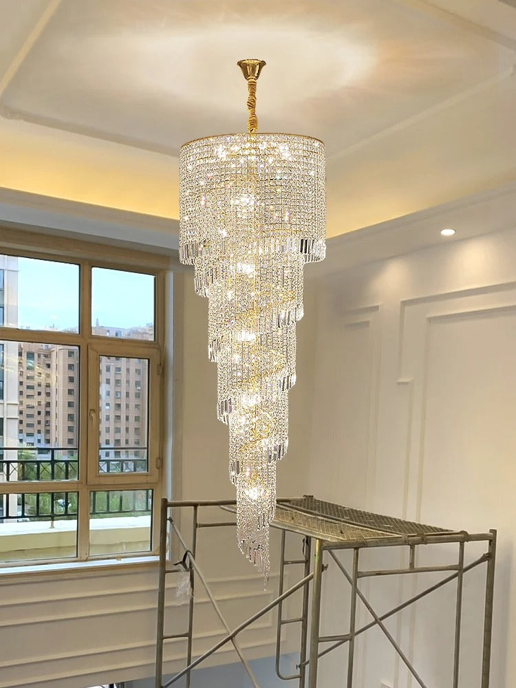 Candelabro Ardmore dorado colgante, perspectiva desde abajo resaltando su imponente diseño de cristal.