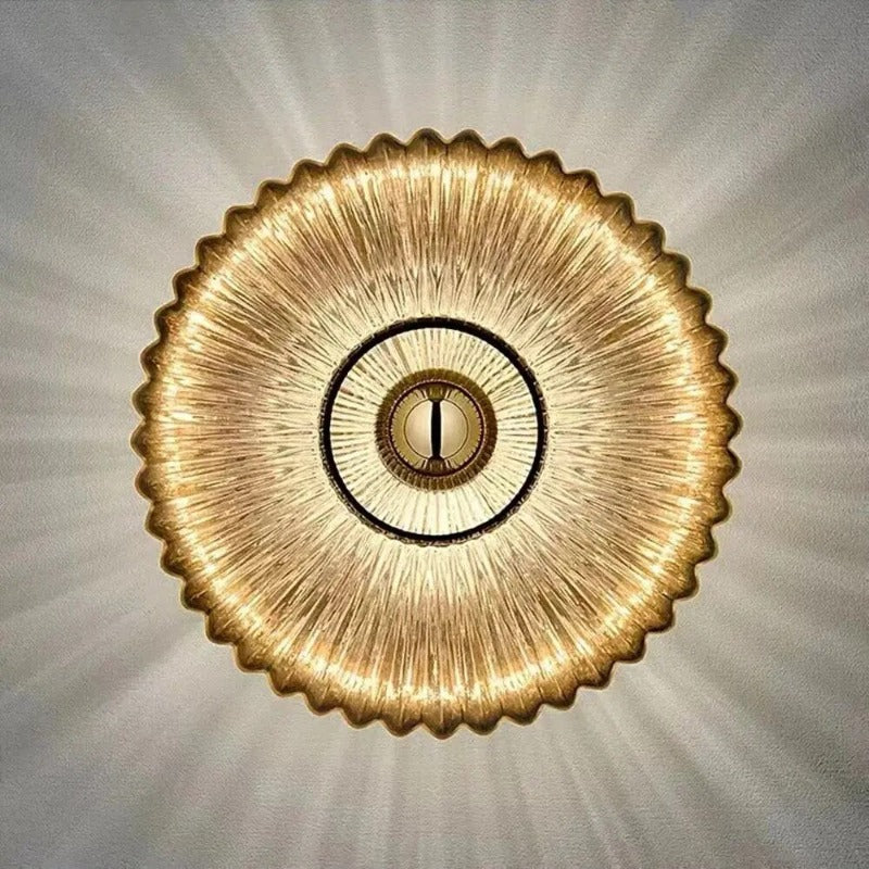 Aplique de pared con luz suave y cálida, diseño elegante de vidrio ondulado para decoración de hogar.