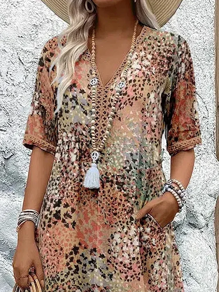 Mujer luciendo vestido floral ligero y cómodo. Perfecto para paseos casuales o jardín en primavera/verano.