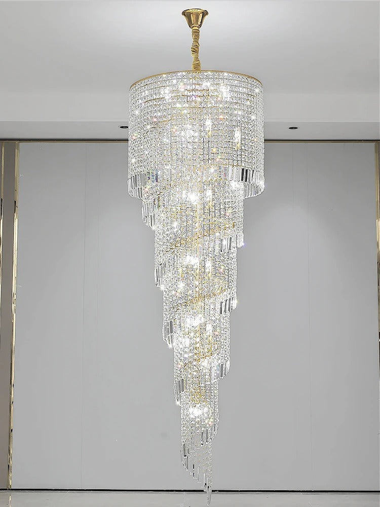 Detalle de cristales brillantes en candelabro Ardmore, añadiendo lujo y elegancia a la iluminación de escaleras.